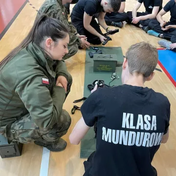 Uczniowie klas mundurowych z Radomska uczestniczyli w manewrach WOT