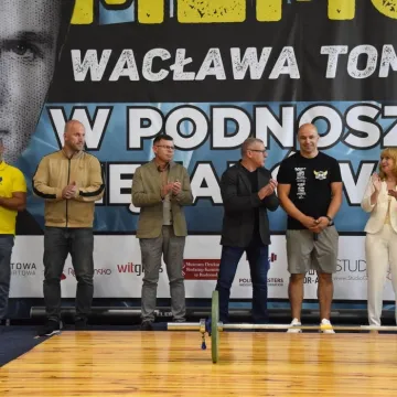 Podnoszenie ciężarów w hołdzie trenerowi Wacławowi Tomalce
