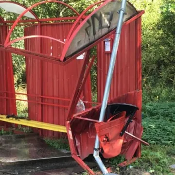 Pijany kierowca wjechał w przystanek