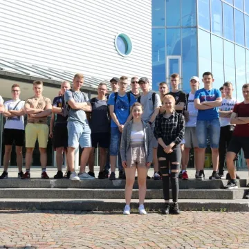 Staż uczniów z elektryka z Alpami w tle