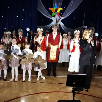 Szkolna sala zamieniła się w koncertową scenę. Noworoczne kolędowanie w Gidlach