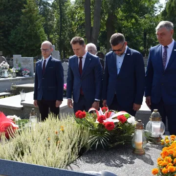 Kwiaty i zaduma w 86. rocznicę wybuchu wojny