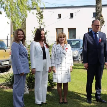 Na nowym maszcie PP4 w Radomsku powiewa już biało-czerwona flaga