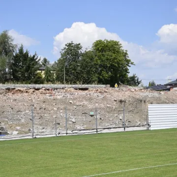 Znika trybuna główna na stadionie przy Brzeźnickiej 26
