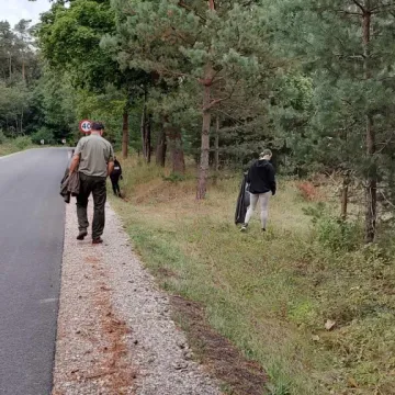 Uczniowie sprzątają świat