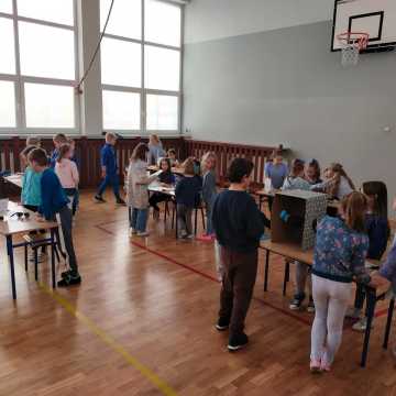 Uczniowie PSP nr 8 w Radomsku włączyli się w obchody Dnia Świadomości Autyzmu