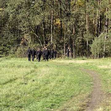 Manewry klas mundurowych ZSP 1 w Radomsku. Praktyczna lekcja poszukiwania zaginionych