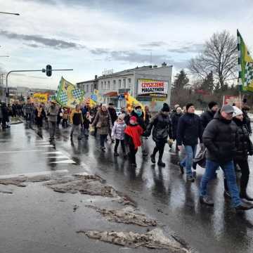 [WIDEO] Orszak Trzech Króli 2025 w Radomsku. „Kłaniajcie się królowie!”