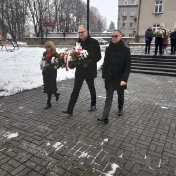 Uroczyste złożenie kwiatów przez władze z okazji 80. rocznicy wyzwolenia Radomska