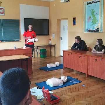 Nauka pierwszej pomocy w ZSP w Kamieńsku