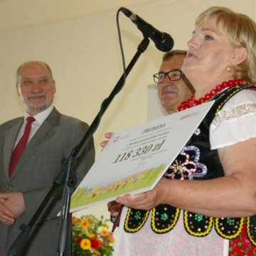 Wiceminister przekazał czek dla Stowarzyszenia Kobiet Kietlina