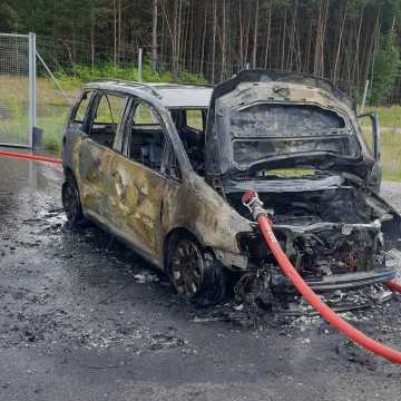 VW Touran spłonął na A1 na wysokości miejscowości Brodowe