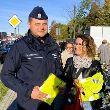 Dla poprawy bezpieczeństwa. Elementy odblaskowe od radomszczańskiej policji i Urzędu Miasta