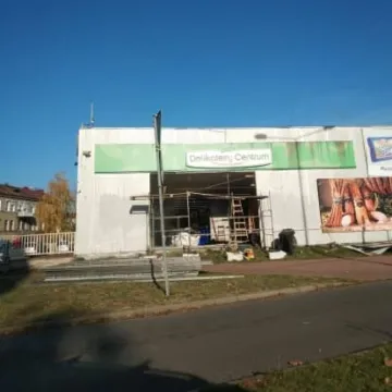 Wjechał samochodem w sklep