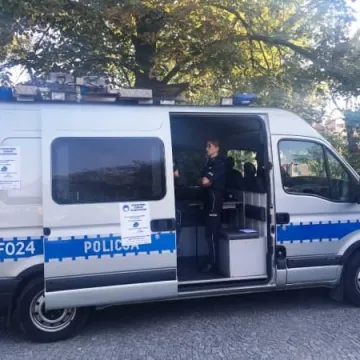 Policjanci prezentują mapę zagrożeń