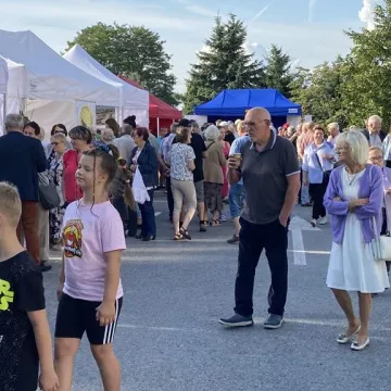 Kulinarna uczta przed starostwem w Radomsku