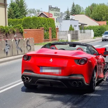 Zderzenie ferrari i mazdy w Piotrkowie Trybunalskim