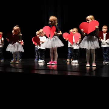 Dzieci z PP nr 9 w Radomsku wystąpiły w MDK dla mamy i taty