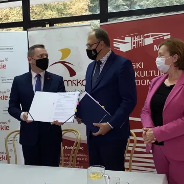Podpisano umowę na dofinansowanie remontu sali widowiskowej MDK w Radomsku