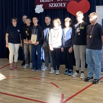 Foto budka, pokazy, poznawanie szkoły. Dzień  Otwarty w ZSP w Kamieńsku