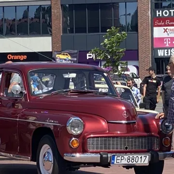 Auto - Moto Weteran 6.  W Radomsku zaparkowały motoryzacyjne legendy