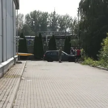 Wjechał do Radomki. Kierowca zasłabł za kierownicą