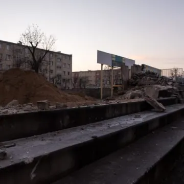 Wyburzanie trybuny na stadionie RKS Radomsko