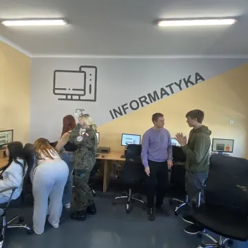 Foto budka, pokazy, poznawanie szkoły. Dzień  Otwarty w ZSP w Kamieńsku