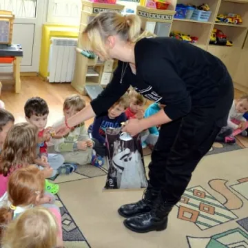 Mundurowi z Mechanika odwiedzają przedszkolaków