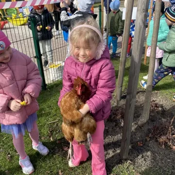 Zajączek ukrył się w PP nr 5 w Radomsku. Dzieci ruszyły na poszukiwania