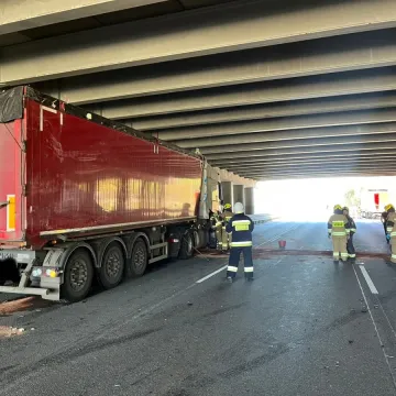 Zderzenie trzech ciężarówek. Droga w kierunku Łodzi zablokowana
