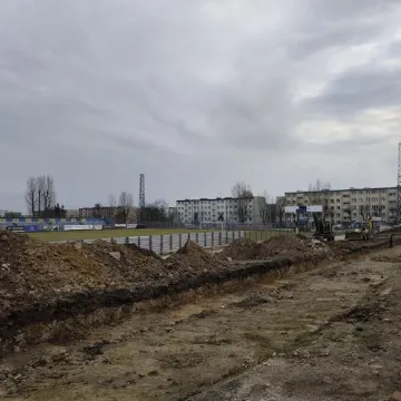 Na stadionie przy Brzeźnickiej buduje się nowa trybuna dla kibiców