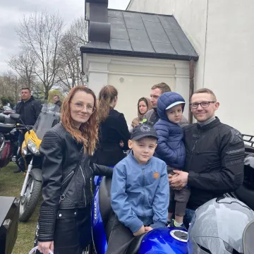 Tłumy motocyklistów i mieszkańców w Strzałkowie. Kolejna Moto Święconka za nami