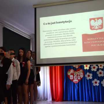Uroczysty apel z okazji Święta Konstytucji 3 maja w PSP nr 10 w Radomsku