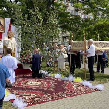 Procesja ku czci Bożego Ciała z parafii NMP Królowej Polski w Radomsku przeszła ulicami miasta