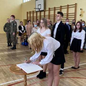 Uczniowie pierwszych klas ZSDiOŚ w Radomsku złożyli ślubowanie