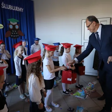 Pierwszoklasiści z PSP 10 w Radomsku złożyli ślubowanie