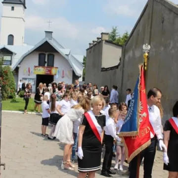 PSP 8 w Radomsku nadano imię „Przyjaciół Dzieci”. Uroczystości 50-lecia