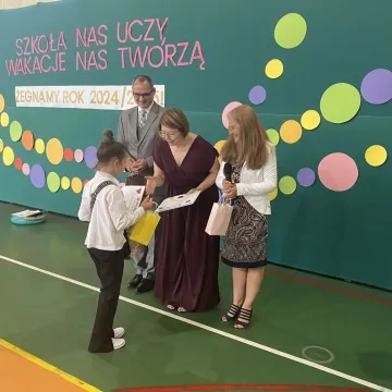 Zasłużone wakacje. Uczniowie „Jedynki” uroczyście zakończyli rok szkolny