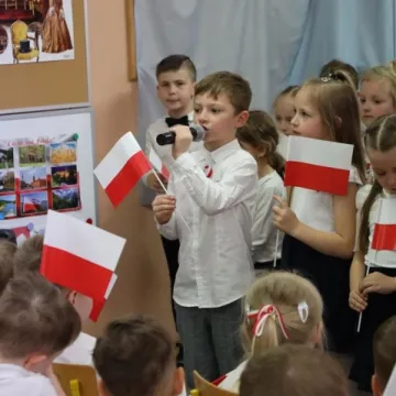 Na nowym maszcie PP4 w Radomsku powiewa już biało-czerwona flaga