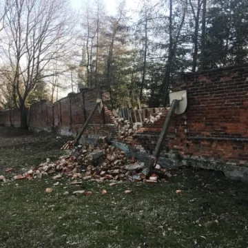 Runął fragment klasztornego muru
