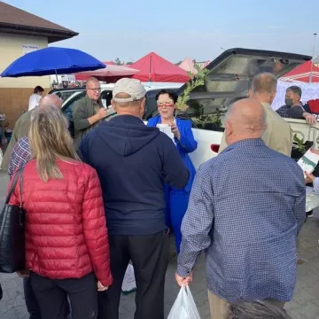 Poseł Anna Milczanowska rozdawała sadzonki z autografem pary prezydenckiej