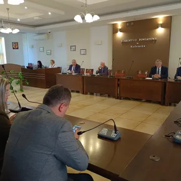 Jakie inwestycje drogowe realizowane są w powiecie radomszczańskim?