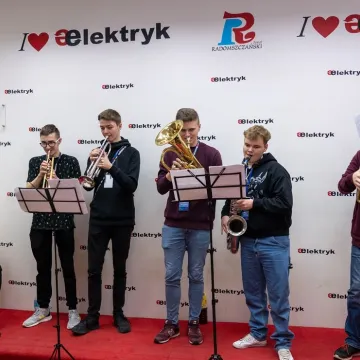 Elektryk kusił ósmoklasistów