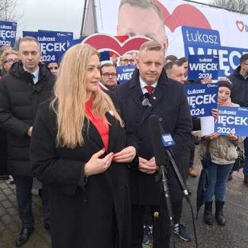 Wiceminister Obrony Narodowej Cezary Tomczyk oraz Łukasz Więcek obiecują budowę obwodnicy Radomska