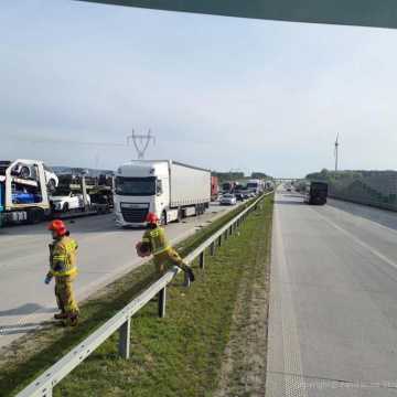 Na autostradzie A1 kobieta zasnęła za kierownicą. To doprowadziło do wypadku z udziałem trzech aut