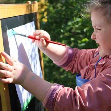„Wiosenne malowanie” przedszkolaków. Tym razem w bibliotece w Radomsku