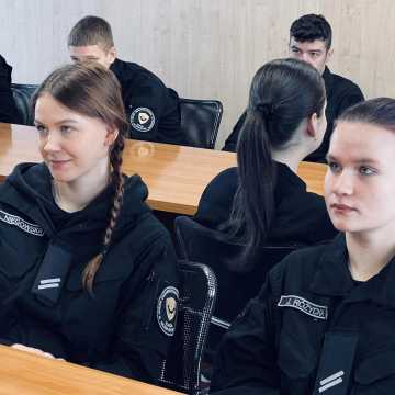 Uczniowie „mechanika” z wizytą w KPP w Radomsku