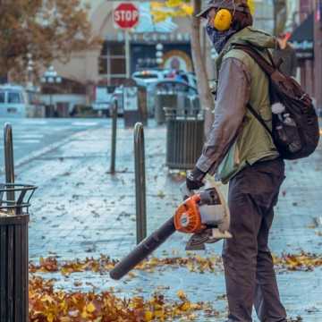 RAS chce wprowadzenia zakazu używania w Radomsku dmuchaw do sprzątania liści