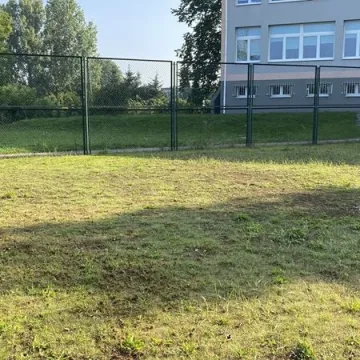 I LO w Radomsku doczeka się nowoczesnego boiska. Wicemarszałek podpisał umowę